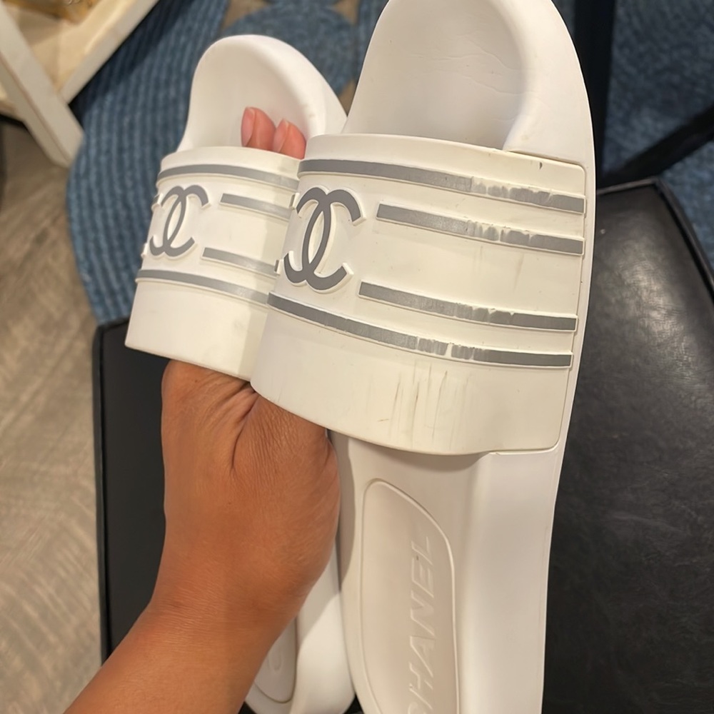 āSOLDāRetail $1000 Authentic CHANEL CC White Silver Pool slides - Picture 6 of 7